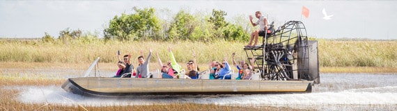 Foto de personas en una lancha del artículo cosas para hacer