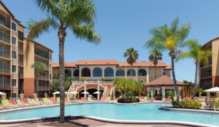 Vista frontal de la piscina en el Westgate Lakes